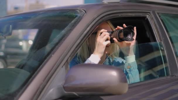 파파라치 소녀는 사람의 사진을 찍는다 카메라를 탐정이나 파파라치 기자가 카메라로 — 비디오