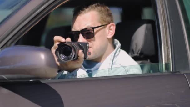 Bărbații Sau Bărbații Paparazzi Stau Mașina Fac Poze Persoană Celebră — Videoclip de stoc