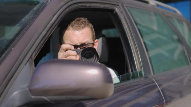 Kamerás Férfi Kocsiban Profi Kamerával Magánnyomozóval Vagy Paparazzi Kémmel Fényképez — Stock videók