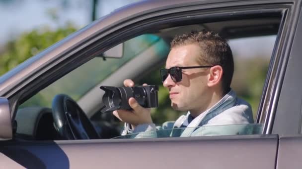 Paparazzi Männer Oder Typen Sitzen Ihrem Auto Und Fotografieren Berühmte — Stockvideo