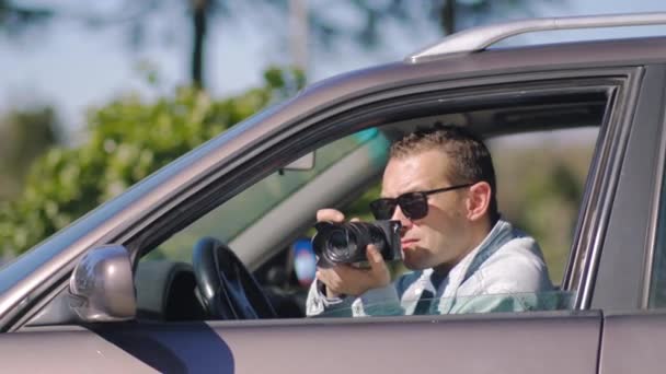Homem Com Câmera Senta Dentro Carro Tira Fotos Com Câmera — Vídeo de Stock