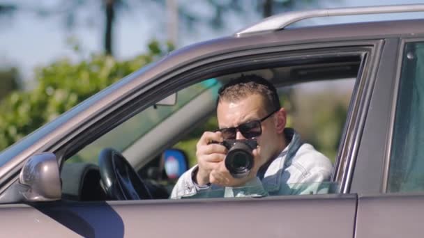 Gizli Fotoğrafçılık Paparazzi Concep Fotoğrafçısı Profesyonel Kamerasını Kullanıyor Araba Vitrinindeki — Stok video