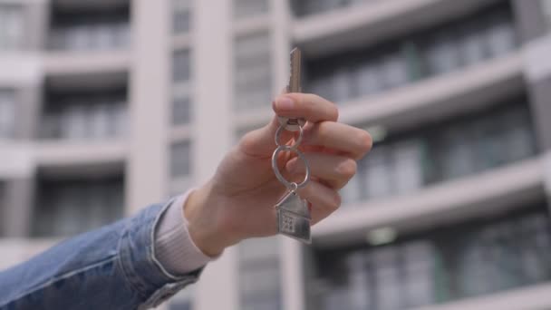 Nşaat Halindeki Evin Arka Planına Karşı Evin Anahtarı Anahtarlığı Kadının — Stok video