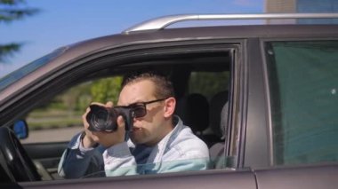 Gizli fotoğrafçılık. Paparazzi Concep Fotoğrafçısı profesyonel kamerasını kullanıyor. Araba vitrinindeki özel dedektif. Mobil muhabir. İş yerinde foto muhabiri. Dedektif ya da dedektif..