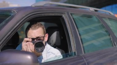 Kameralı adam arabanın içinde oturur ve profesyonel kamerayla, özel dedektifle ya da paparazzi casusuyla fotoğraf çeker. Gazeteci senkronizasyon arıyor ve ünlüleri takip ediyor.