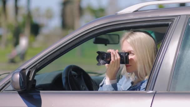 隐藏的摄影 Paparazzi Concep Photographer使用他的专业相机 摄影记者女孩在车窗 流动记者 正在工作的摄影记者 侦探或调查员 — 图库视频影像