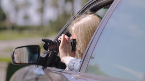 Kameralı Kadın Arabanın Içinde Oturur Profesyonel Kamerayla Özel Dedektifle Paparazzi — Stok video