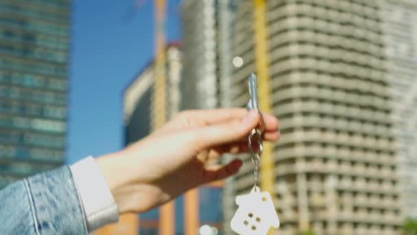用钥匙链把小房子和钥匙串在一起 在典型的美国乡村风格的房子的背景下 出售或购买公寓 发展商 地产代理或地产代理 — 图库视频影像