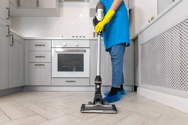세정제 진공청소기를 클로즈업한 제복을 전문적 청소부 바닥을 진공소제기로 — 스톡 사진