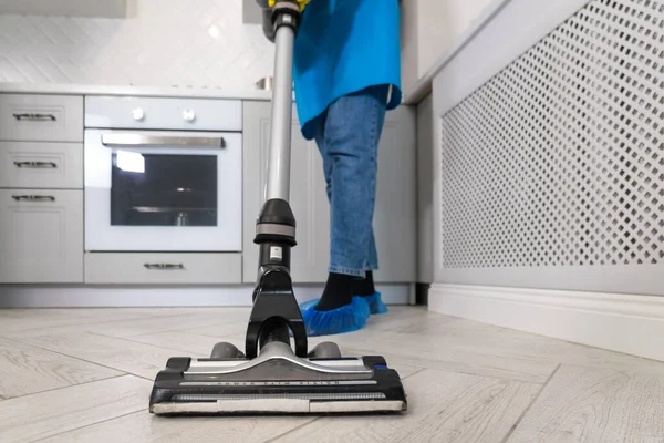 세정제 진공청소기를 클로즈업한 제복을 전문적 청소부 바닥을 진공소제기로 — 스톡 사진