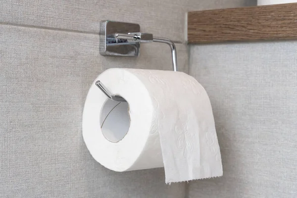 Tutup Gulungan Kertas Toilet Putih Pada Pemegang Mengkilap Tergantung Dinding — Stok Foto