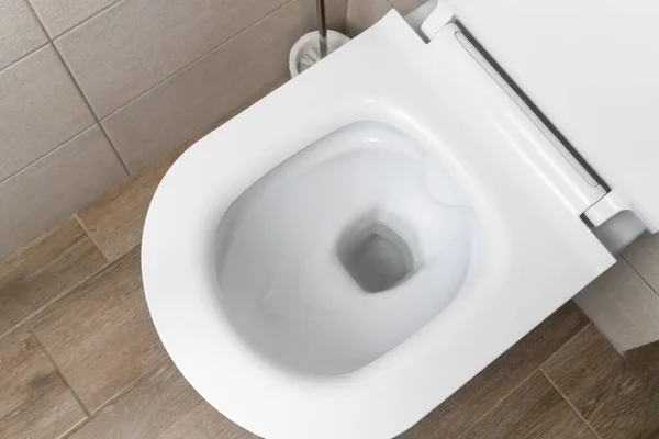 现代厕所里新的白色陶瓷马桶的顶视图 — 图库照片
