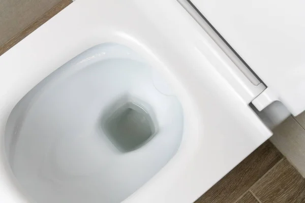 Modern Tuvaletteki Yeni Beyaz Seramik Tuvaletin Üst Görüntüsü — Stok fotoğraf