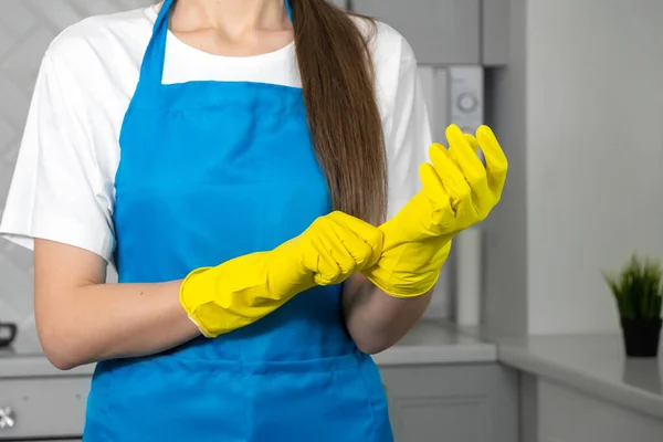 Zbliżenie Kobiecych Rąk Żółtych Gumowych Rękawiczkach Kobieta Mundurze Przygotowuje Się — Zdjęcie stockowe