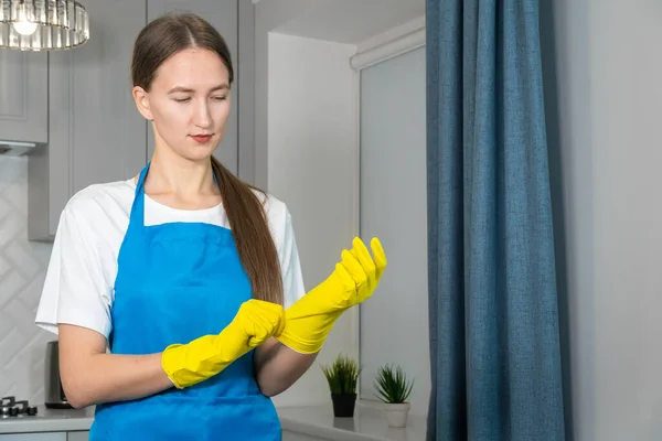 Üniformalı Genç Bir Kadın Odayı Temizlemek Için Sarı Lastik Eldivenler — Stok fotoğraf
