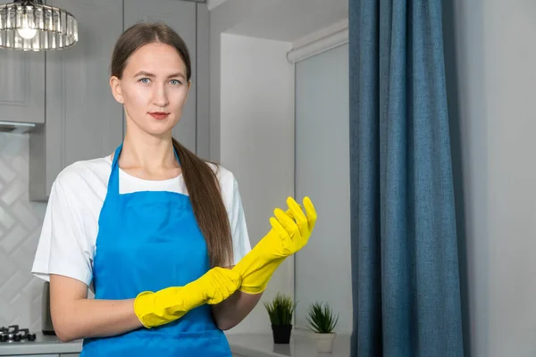 Jonge Mooie Vrouw Uniform Trekt Gele Rubberen Handschoenen Aan Voor — Stockfoto