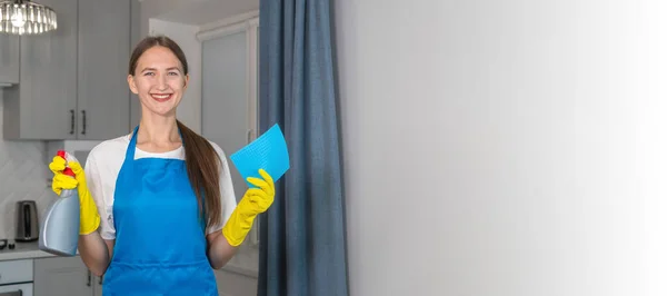 Mavi Üniformalı Sarı Lastik Eldivenli Elinde Sprey Mikrofiber Temizleme Bezi — Stok fotoğraf