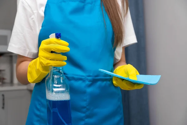 Kobieta Mundurze Żółtych Gumowych Rękawiczkach Trzyma Rękach Detergent Ściereczkę Mikrofibry — Zdjęcie stockowe