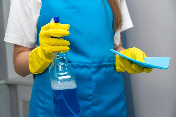 Kobieta Mundurze Żółtych Gumowych Rękawiczkach Trzyma Rękach Detergent Ściereczkę Mikrofibry — Zdjęcie stockowe