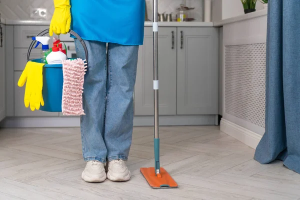 Cropped Image Young Woman Protective Gloves Holding Flat Mop Bucket — Stock Photo, Image