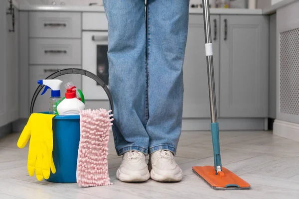 Evi Temizlerken Bir Kova Deterjan Paçavra Paspasın Yanına Kadın Bacakları — Stok fotoğraf