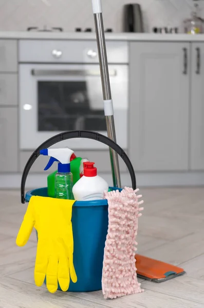 Temizlik Ürünleri Paspas Lastik Eldiven Temiz Bir Mutfağın Arka Planında — Stok fotoğraf