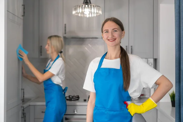 Beautiful Young Woman Apron Detergent Sponge Looks Camera Blurry Background — Stock Photo, Image
