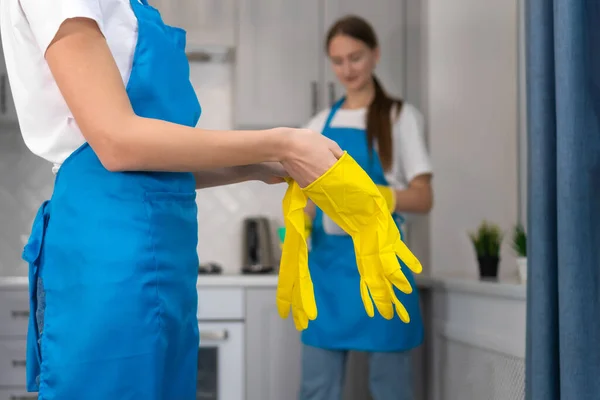 Zbliżenie Rąk Profesjonalnej Sprzątaczki Firmy Sprzątającej Żółtych Rękawiczkach Tle Drugiego — Zdjęcie stockowe