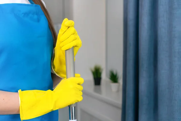 Ellerinde Paspas Tutan Sarı Lastik Eldivenli Kadın Ellerini Yakın Plan — Stok fotoğraf