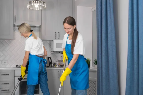 Επαγγελματική Ομάδα Ένστολων Καθαριστών Που Εργάζονται Μοντέρνο Διαμέρισμα Σοφίτα Γυναίκα — Φωτογραφία Αρχείου
