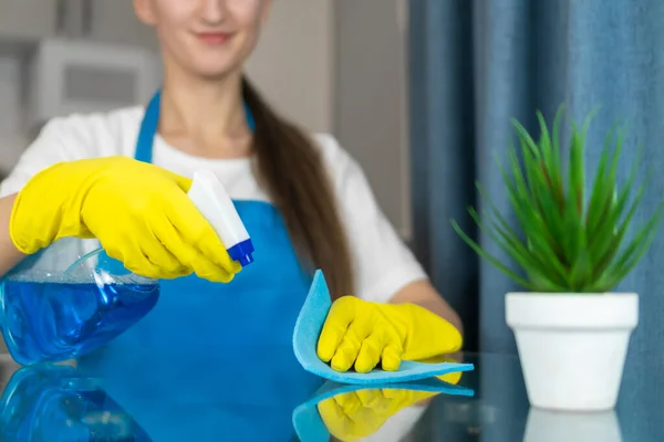 Νεαρή Γυναίκα Ποδιά Και Κίτρινα Λαστιχένια Γάντια Ψεκάζει Και Σκουπίζει — Φωτογραφία Αρχείου