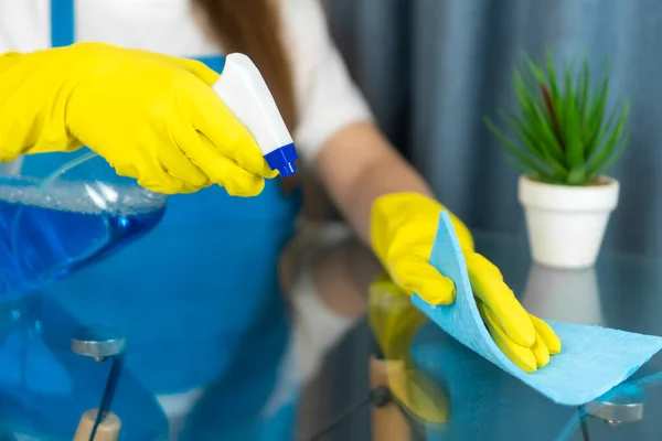 Young Woman Apron Yellow Rubber Gloves Sprays Wipes Glass Table — Stock Photo, Image