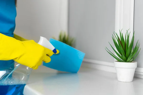 Close Female Hands Yellow Gloves Holding Microfiber Cloth Window Cleaner — Stock Photo, Image