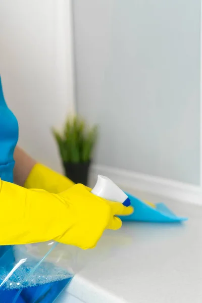 Close Mãos Femininas Luvas Amarelas Segurando Pano Microfibra Limpador Janelas — Fotografia de Stock