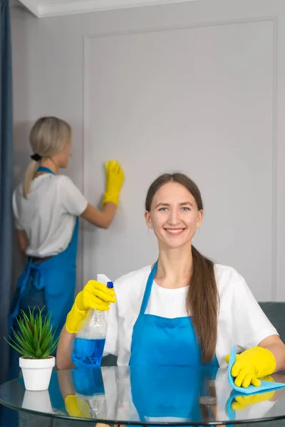 Personel Sprzątający Profesjonalnym Wyposażeniem Zajmuje Się Sprzątaniem Domu Higieną Młoda — Zdjęcie stockowe
