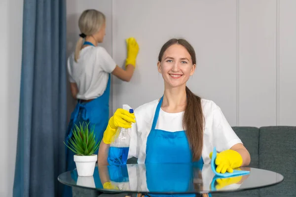 Pessoal Serviço Limpeza Com Equipamento Profissional Está Envolvido Limpeza Casa — Fotografia de Stock