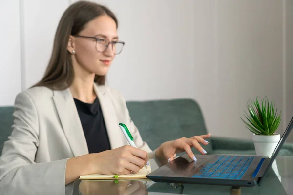 Młoda Piękna Kobieta Kurtce Okulary Pracuje Laptopie Notatki Notatniku Koncentrując — Zdjęcie stockowe
