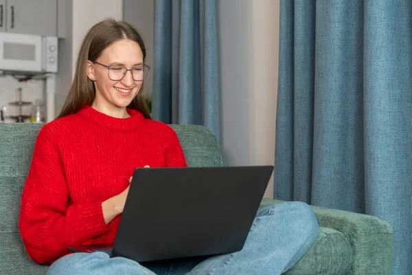 Attractive Young Woman Glasses Working Laptop Couch Beautiful Smiling Girl — Stock Photo, Image