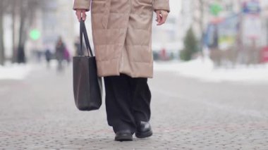 Genç, meşgul, başarılı Avrupalı güzel iş kadını, profesyonel iş kadını büyük şehir caddesinde yürüyor. Kaera bacaklarından yüzüne doğru hareket ediyor. Kendine güvenen kadın..