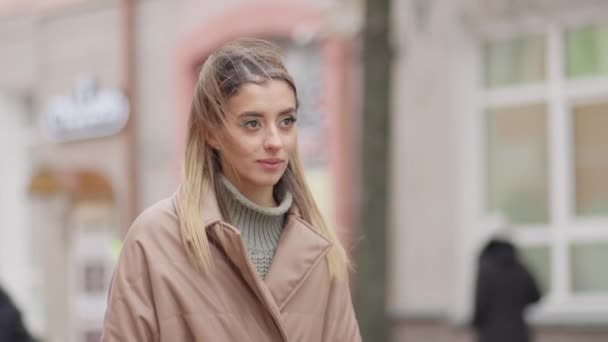 Ung Upptagen Framgångsrik Vacker Europeisk Affärskvinna Professionell Affärskvinna Promenader Eller — Stockvideo
