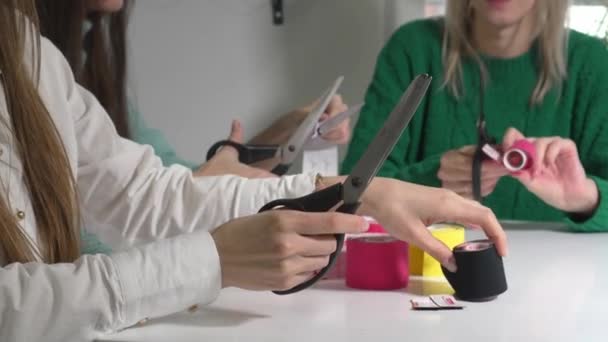 Bőrfelvarrás Kinesziotapizálás Lányok Asztalhoz Ülnek Ollóval Vágják Fel Színes Kineziotázs — Stock videók