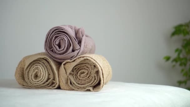 在床单或沙发上堆放新鲜的白色浴巾 客房服务女佣客房的客房或温泉或按摩服务 美丽的领域 — 图库视频影像