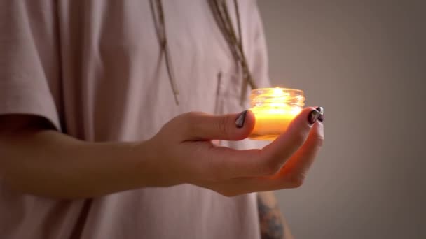 Ręka Masażystki Trzyma Ręku Gorącą Świecę Aromatyczną Aby Stopić Wosk — Wideo stockowe