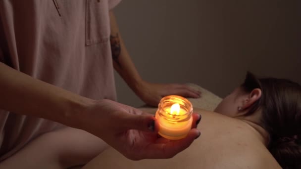 Close Mãos Massagistas Segurando Vela Para Aquecer Cera Água Terapia — Vídeo de Stock