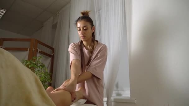 Jonge Blanke Vrouw Die Voet Voetmassage Doet Spa Schoonheidssalon Gezicht — Stockvideo