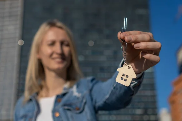 Evin anahtarlarını elinde tutan bir kadın, mesaj için yeri olan bir kadın. Emlakçı kadınların elinde ev şeklinde anahtarlığı olan anahtarlara odaklanıyor. Ev sahibi yeni taşınmasını kutluyor.