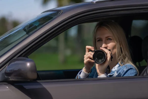 Woman Camera Sits Car Takes Pictures Professional Camera Private Detective — Stock Photo, Image