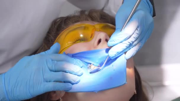 牙医用金属夹制作乳胶围巾治疗运河和牙髓炎 乳胶绝缘布处理中的活塞孔与蛀牙修复 — 图库视频影像