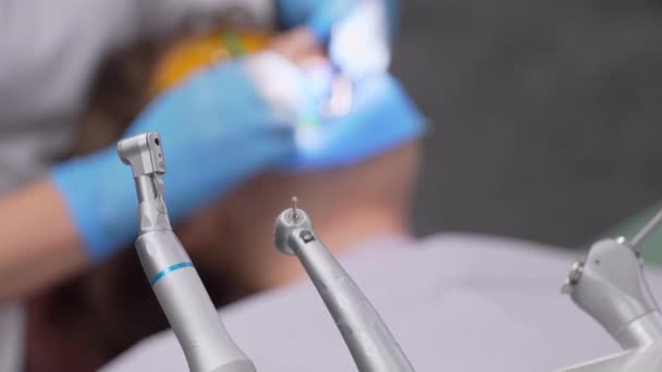 Diş Ucu Dişçi Koltuğunda Arka Planı Bulanık Olan Ekipmanların Yakın — Stok video