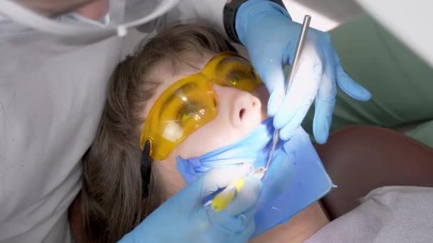 Applicera Hartsbaserad Kompositfyllning Tanden Ung Kvinna Tandkliniken Kvinnlig Tandläkare Med — Stockvideo